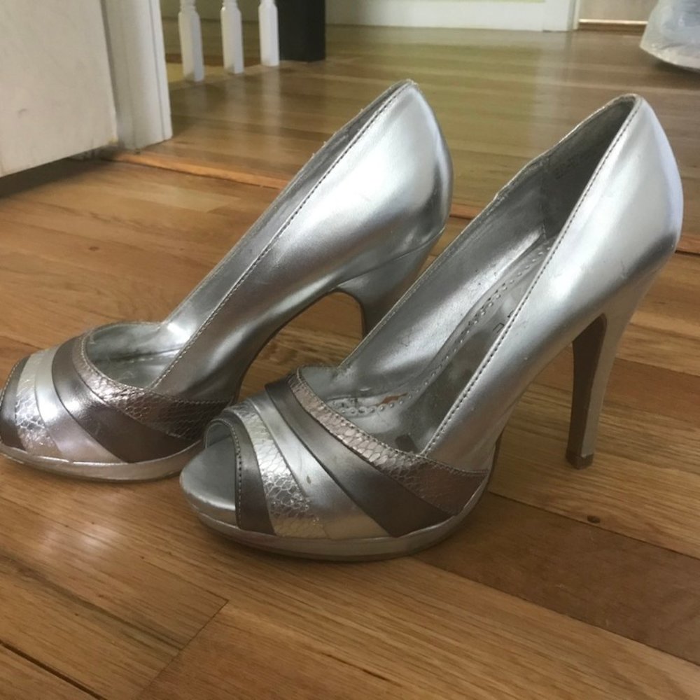 Amazing Silver Pumps - Picture 5 of 5